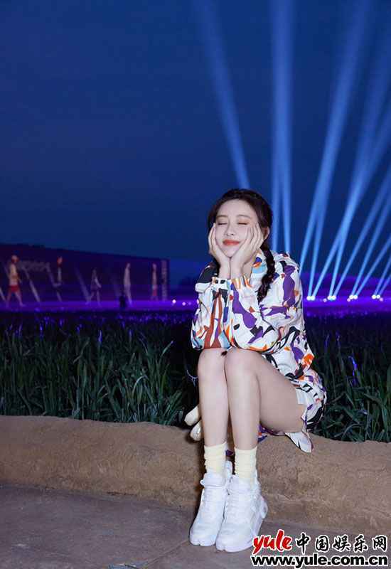 04 孟子义受邀中国李宁21秋冬潮水宣布会色彩元素打造举动元气造型