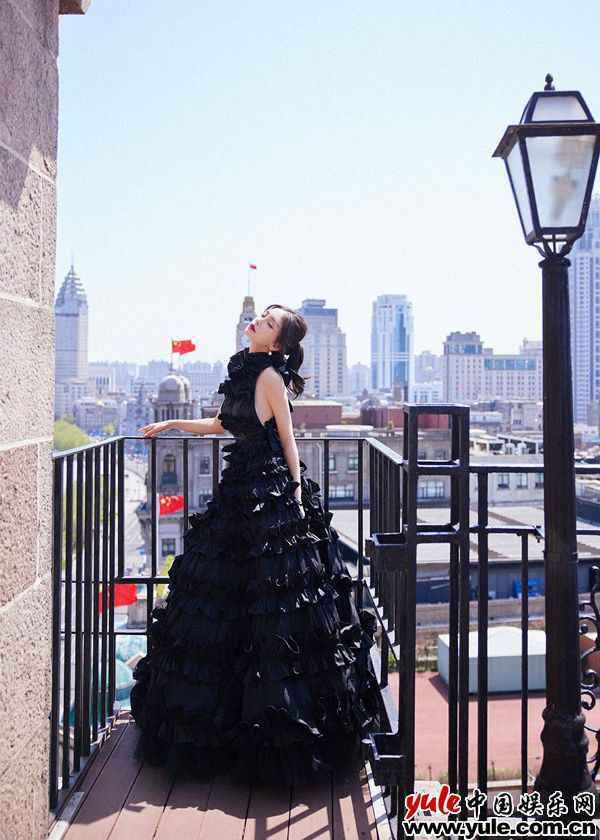 Angelababy出席时尚活动 黑玫瑰造型登热搜榜惊艳网友