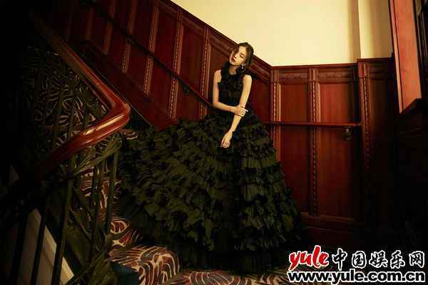 Angelababy黑玫瑰波边裙 Angelababy出席时尚活动 黑玫瑰造型登热搜榜惊艳网友