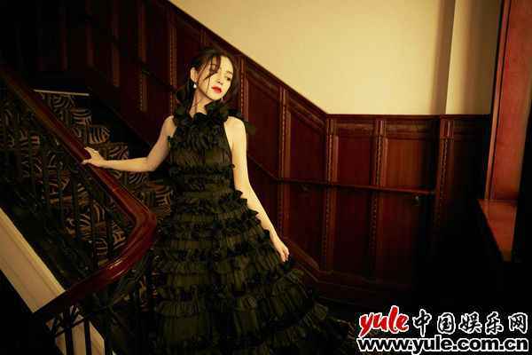 Angelababy盛装赴会 Angelababy出席时尚活动 黑玫瑰造型登热搜榜惊艳网友