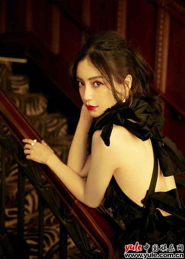 Angelababy造型登热搜榜 Angelababy出席时尚活动 黑玫瑰造型登热搜榜惊艳网友