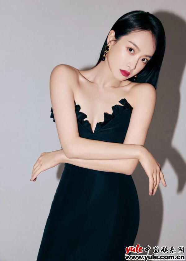 2 宋茜暮夜樱花裙出席时尚晚宴 俏皮婉约诠释法式优雅