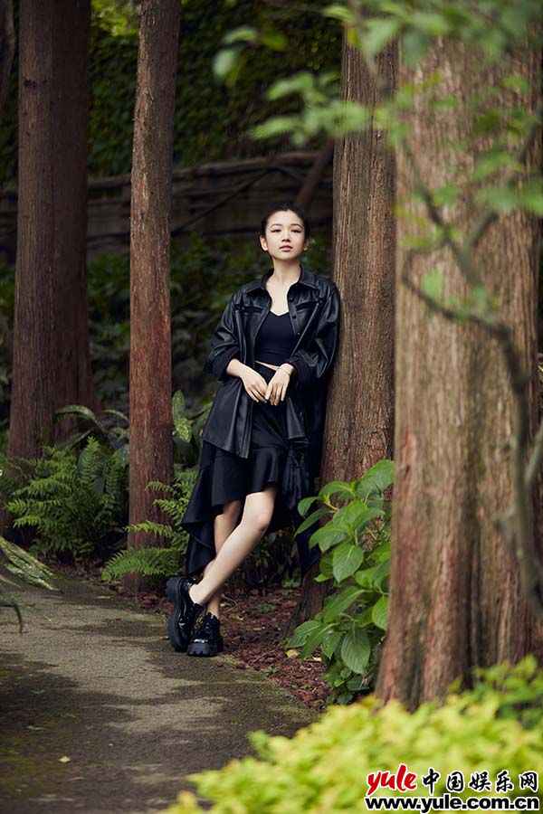 代露娃ALL BLACK装扮表态上海时装周，甜酷吞并彰显超强可塑性
