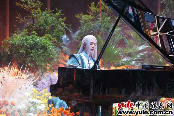 李云迪鹤发古装造型置身花海,演绎经典主题曲《雪中莲》