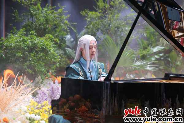 李云迪鹤发古装造型置身花海，演绎经典主题曲《雪中莲》