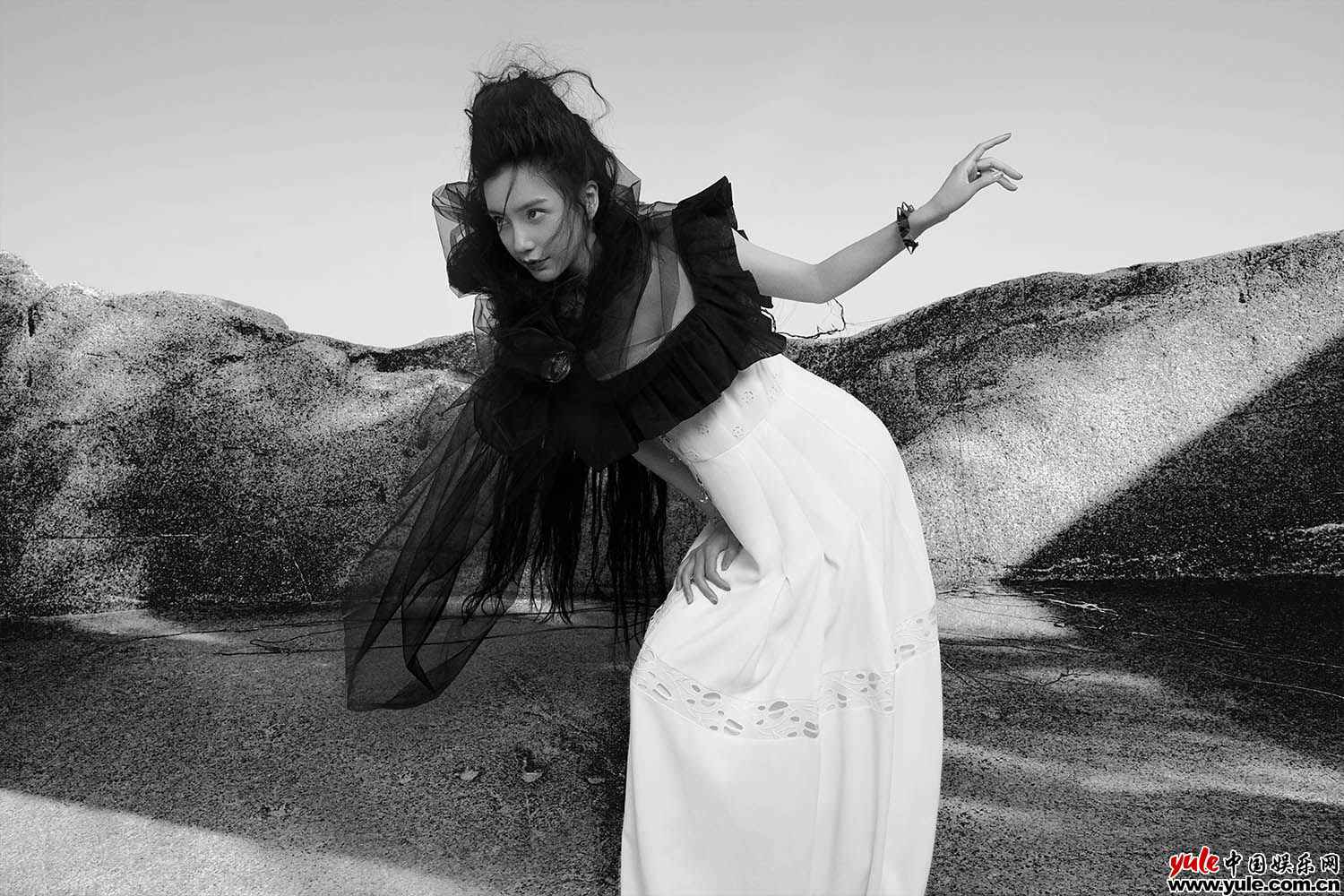 Angelababy登杂志封面 诠释哥特风精美高级