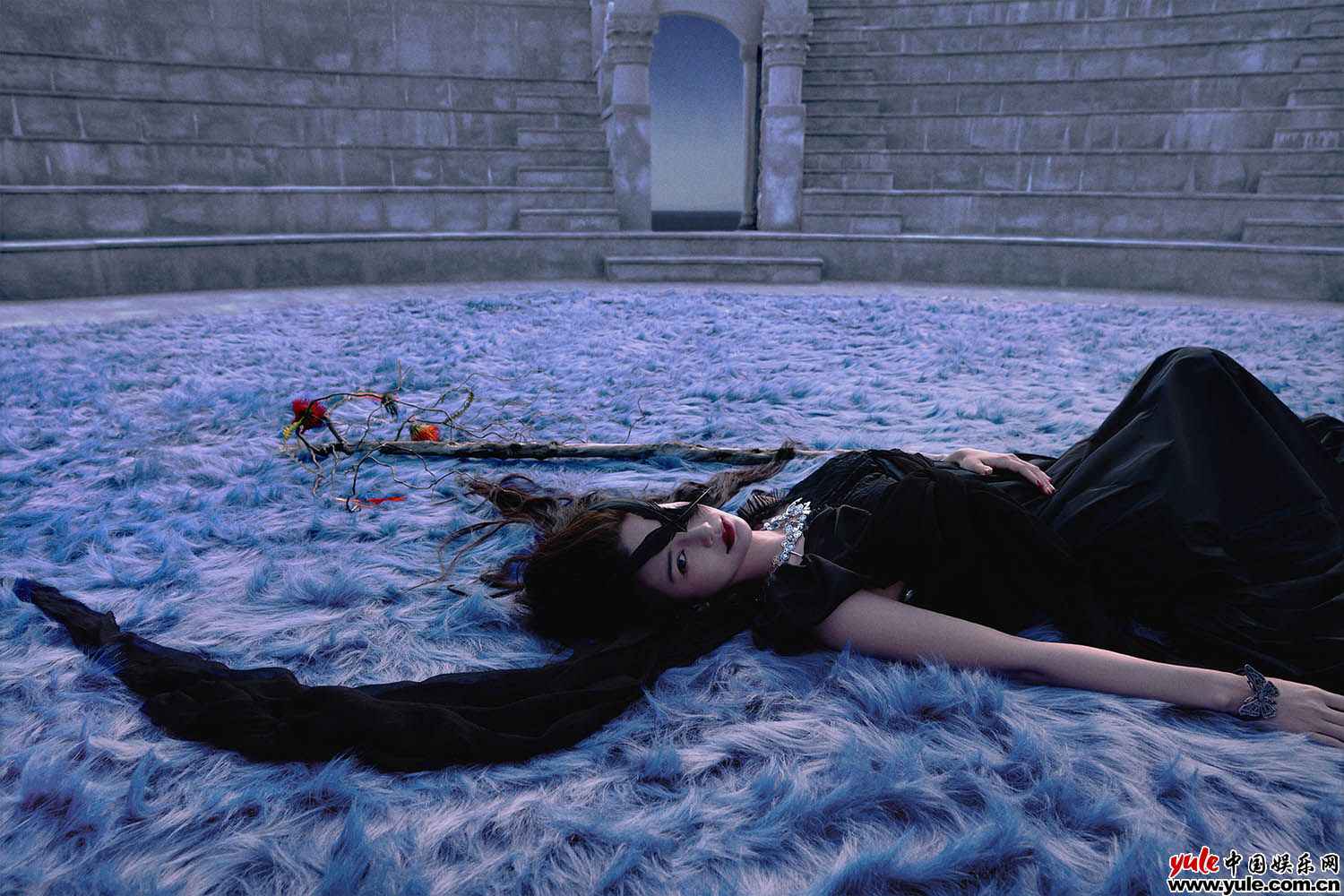 Angelababy登杂志封面 诠释哥特风精美高级