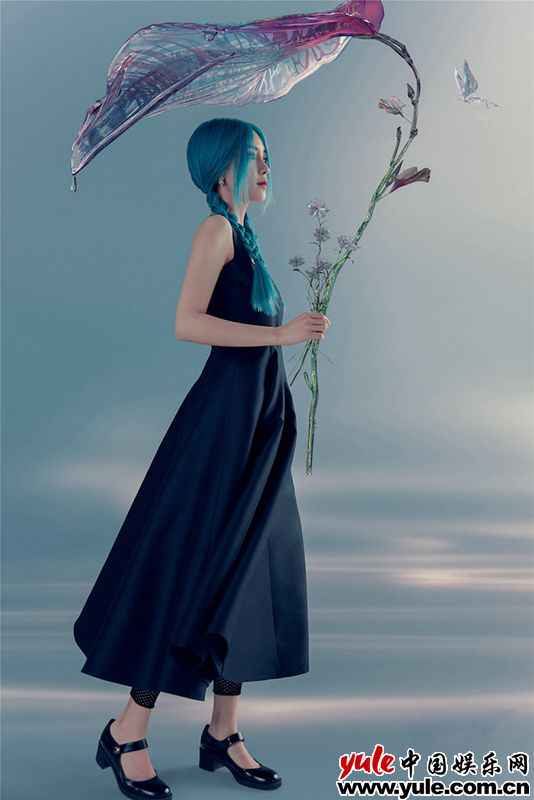 Angelababy登杂志四月刊封面 蓝发人鱼姬造型优雅娇媚