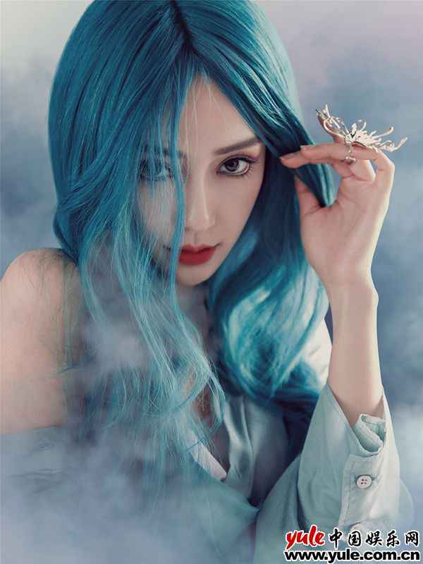 Angelababy登杂志四月刊封面 蓝发人鱼姬造型优雅娇媚