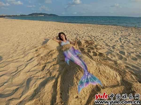卢靖姗cos“佳丽鱼” 卢靖姗泳装照性感热辣 海滩cos“佳丽鱼”趣味十足