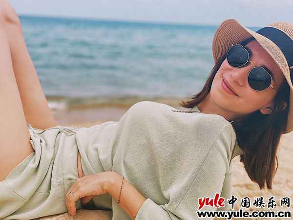 卢靖姗尽显自在魅力 卢靖姗泳装照性感热辣 海滩cos“佳丽鱼”趣味十足