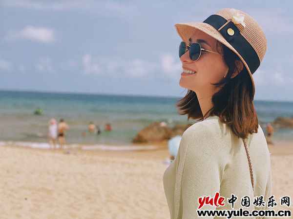 卢靖姗清新活力 卢靖姗泳装照性感热辣 海滩cos“佳丽鱼”趣味十足