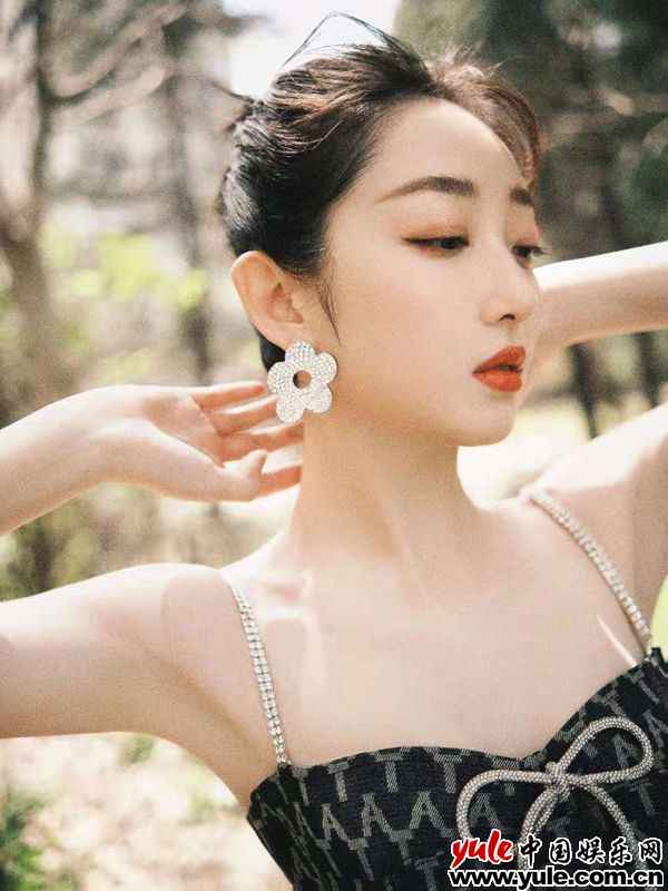 蒋梦婕春日森系大片释出 化身林中精灵明媚清甜