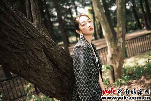 蒋梦婕春日森系大片释出 化身林中精灵明媚清甜