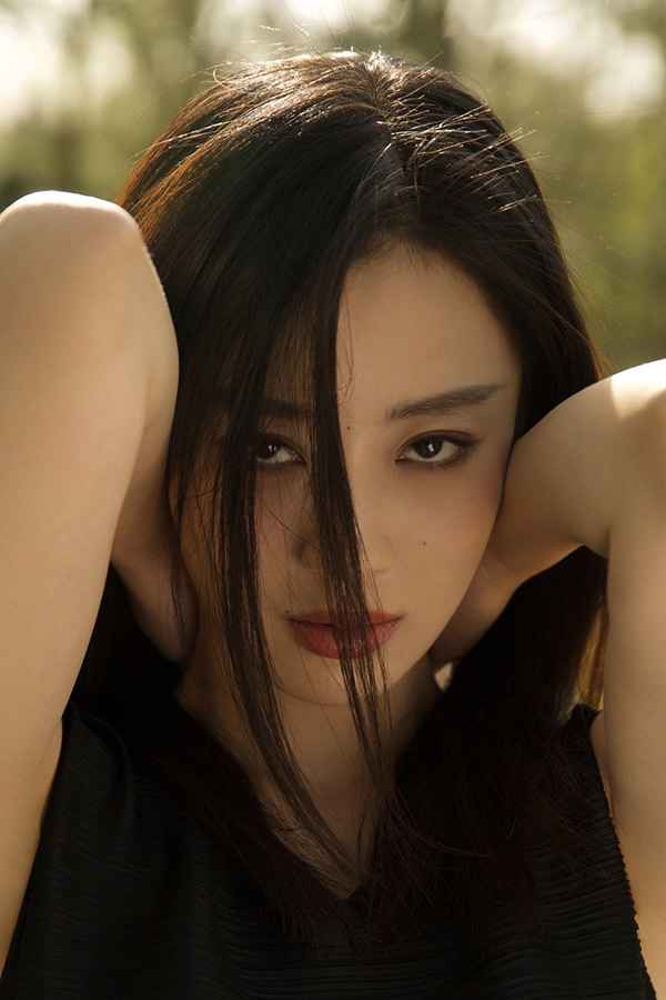 孙佳雨春日游园大片 孙佳雨春日游园大片上线 婀娜姿态浪漫与神秘叠加
