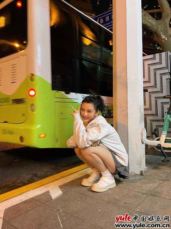 宋祖儿晒公主短裙街头随拍 甜酷风尽显青春无限