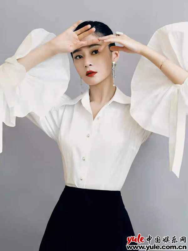王媛可亮相活动 极简黑白穿搭尽显女王范