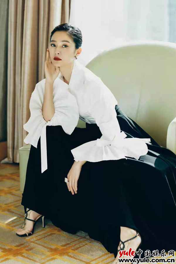 王媛可亮相活动 极简黑白穿搭尽显女王范