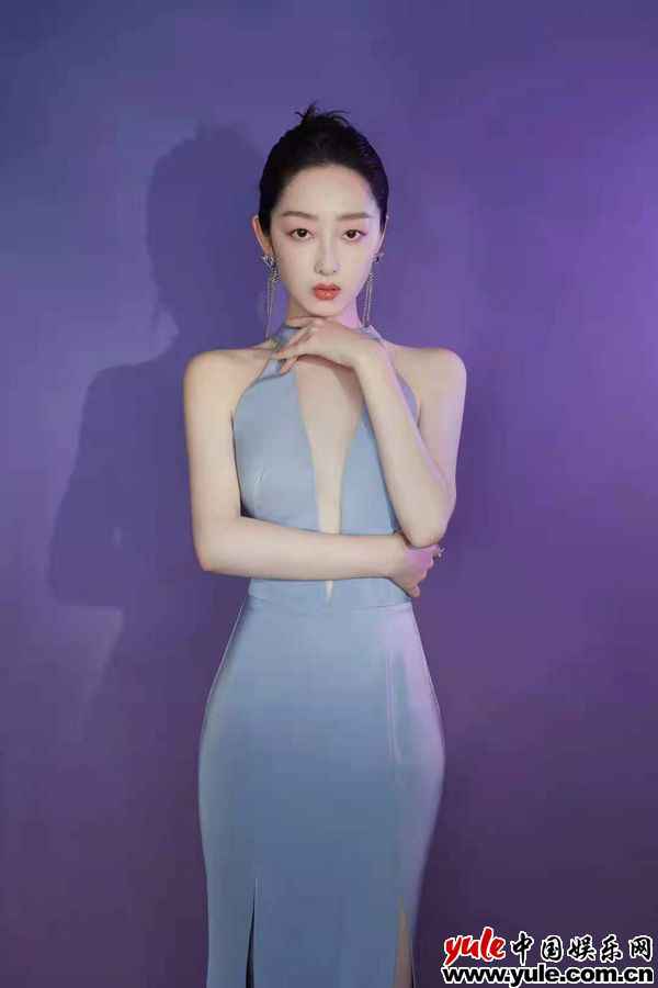 蒋梦婕雾霾紫深v开叉长裙现身活动 长腿好身材妩媚撩人
