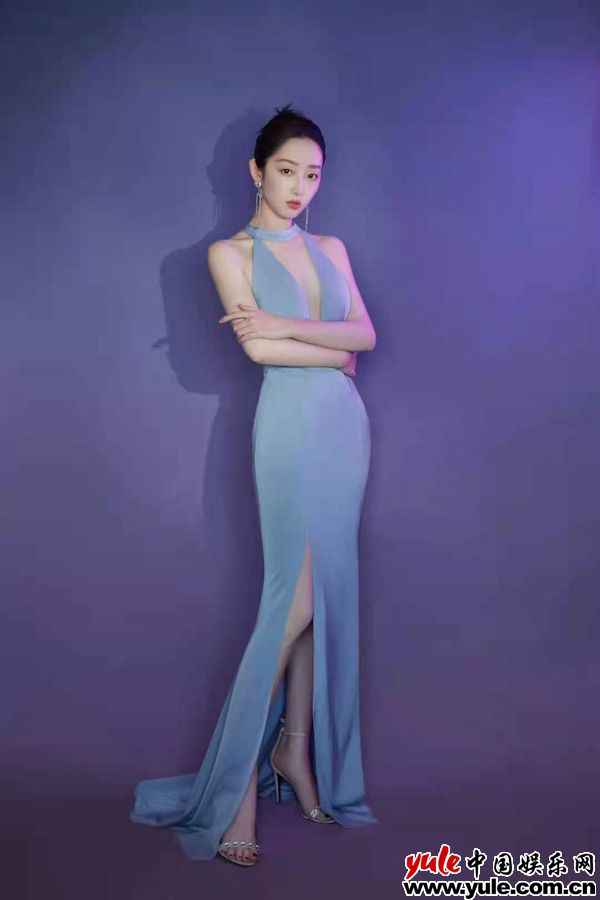 蒋梦婕雾霾紫深v开叉长裙现身活动 长腿好身材妩媚撩人