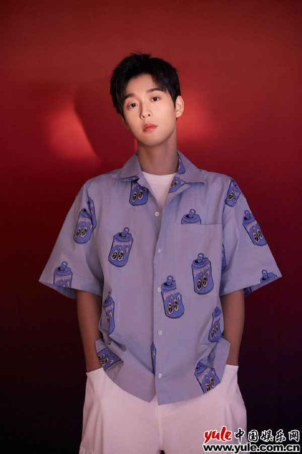 吴宇恒解锁体验官新身份 白衬衫少年笑容阳光