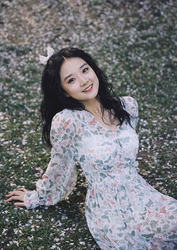廖银玥夏日氧气感胶片写真曝光 清新治愈元气十足