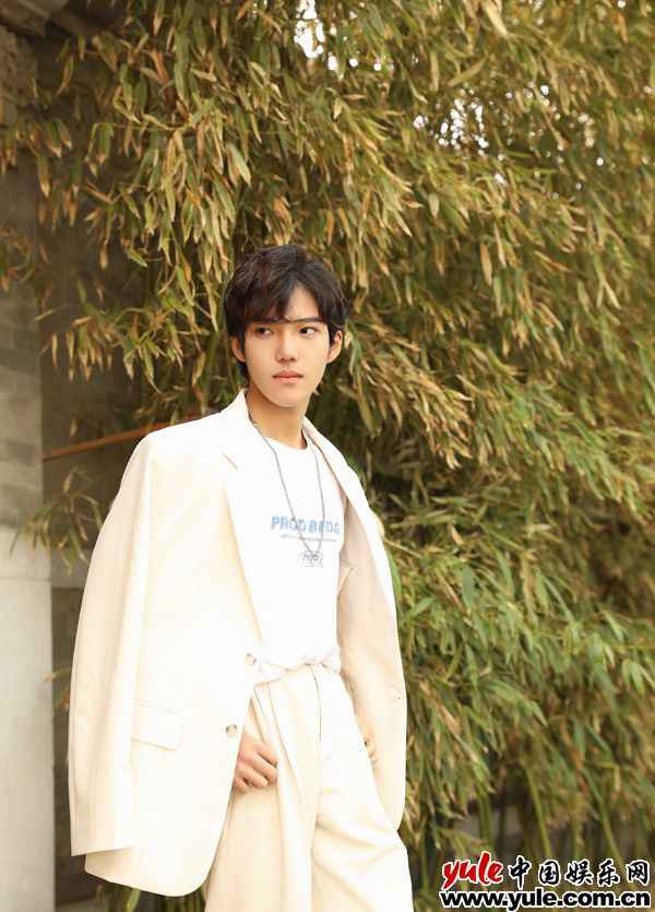 李逸晨夏日白西服写真曝光 外形俊朗高雅小王子既视感好绝