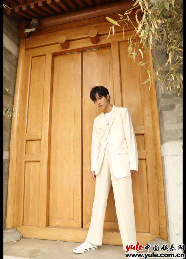 李逸晨夏日白西服写真曝光 外形俊朗高雅小王子既视感好绝