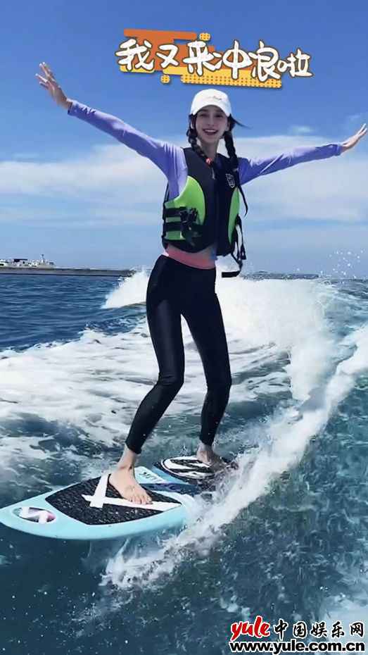 Angelababy初夏冲浪 飒爽清新元气治愈