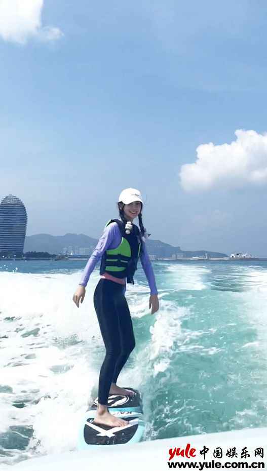 Angelababy初夏冲浪 飒爽清新元气治愈