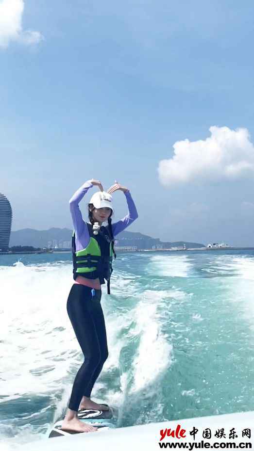 Angelababy初夏冲浪 飒爽清新元气治愈