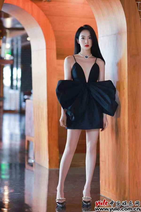 1 宋茜现身上海品牌勾当 幽雅夜蝶尽显窈窕曲线
