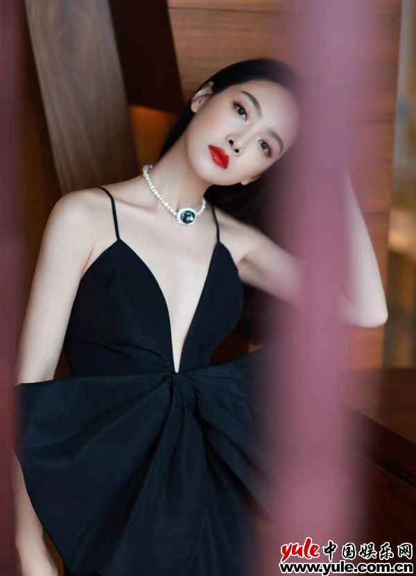 2 宋茜现身上海品牌勾当 幽雅夜蝶尽显窈窕曲线