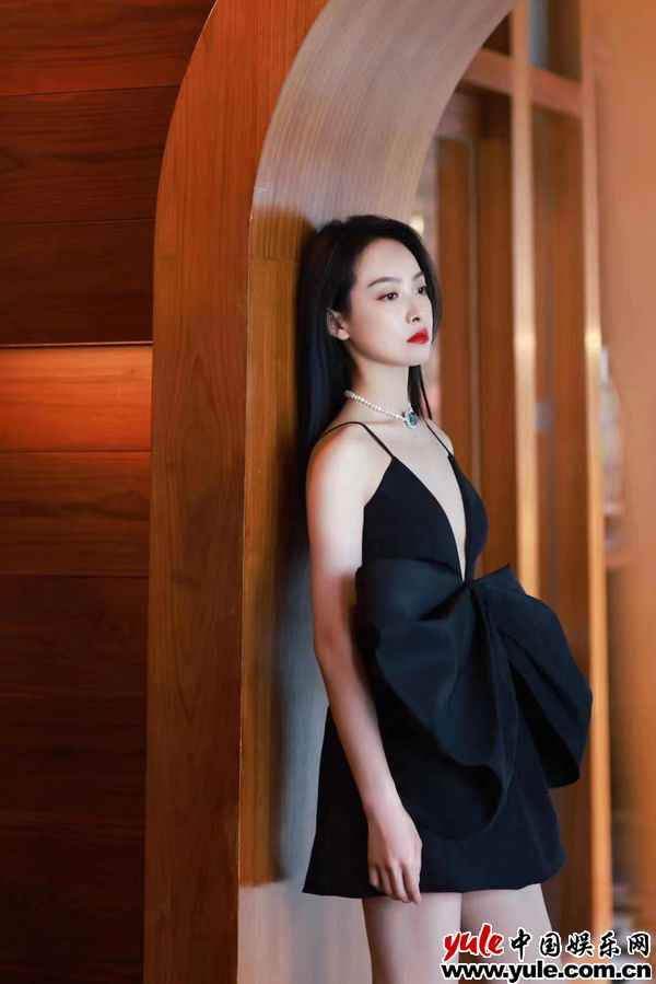 6 宋茜现身上海品牌勾当 幽雅夜蝶尽显窈窕曲线