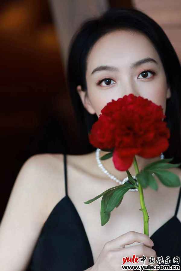 4 宋茜现身上海品牌勾当 幽雅夜蝶尽显窈窕曲线