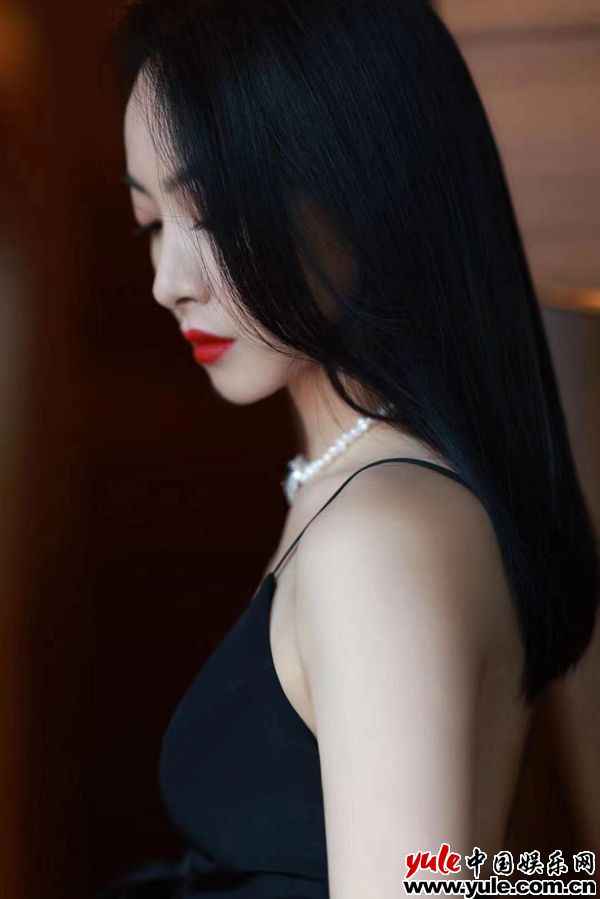 7 宋茜现身上海品牌勾当 幽雅夜蝶尽显窈窕曲线