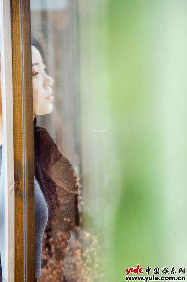 01 张月拍写真只涂唇膏 酷真性格展“我爱我”女性立场