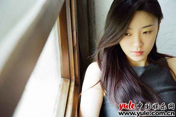 02 张月拍写真只涂唇膏 酷真性格展“我爱我”女性立场