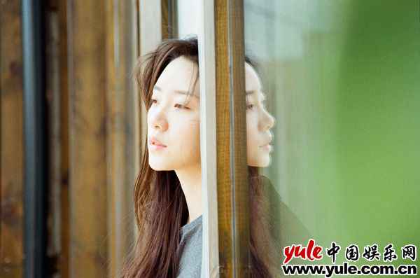 04 张月拍写真只涂唇膏 酷真性格展“我爱我”女性立场