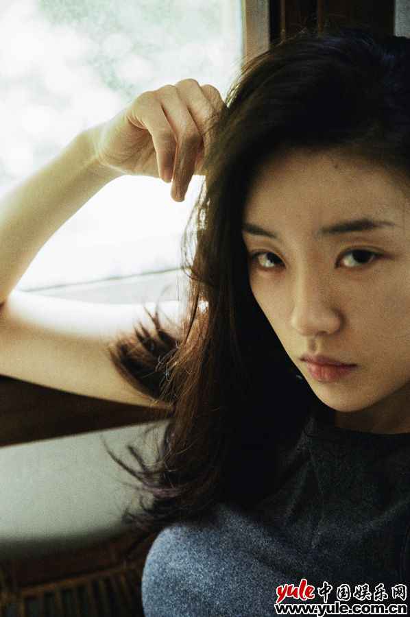 06 张月拍写真只涂唇膏 酷真性格展“我爱我”女性立场