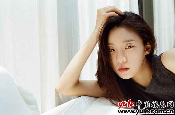 09 张月拍写真只涂唇膏 酷真性格展“我爱我”女性立场