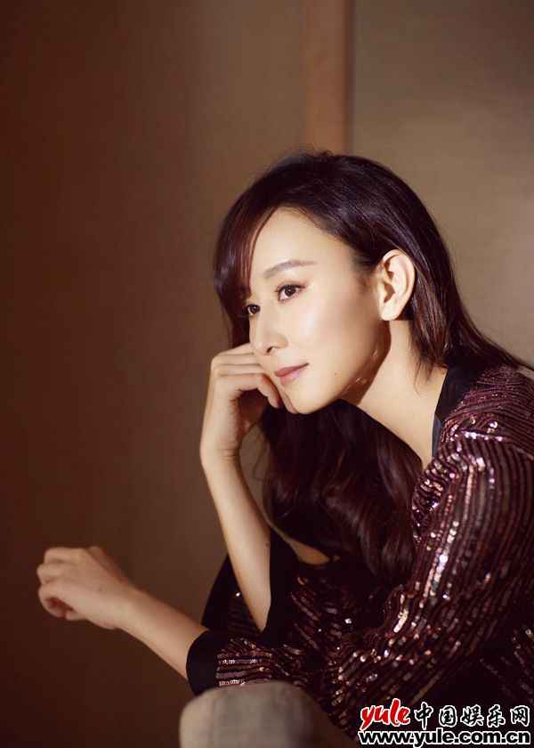 胡静1 胡静亮片睡袍魅力吸晴 性感身材美出新高度