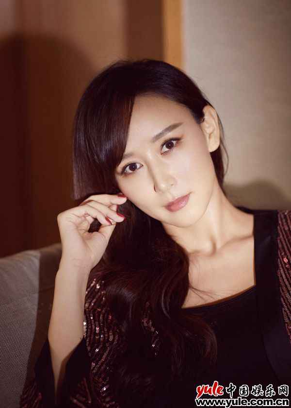 胡静2 胡静亮片睡袍魅力吸晴 性感身材美出新高度