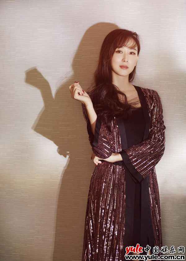 胡静4 胡静亮片睡袍魅力吸晴 性感身材美出新高度