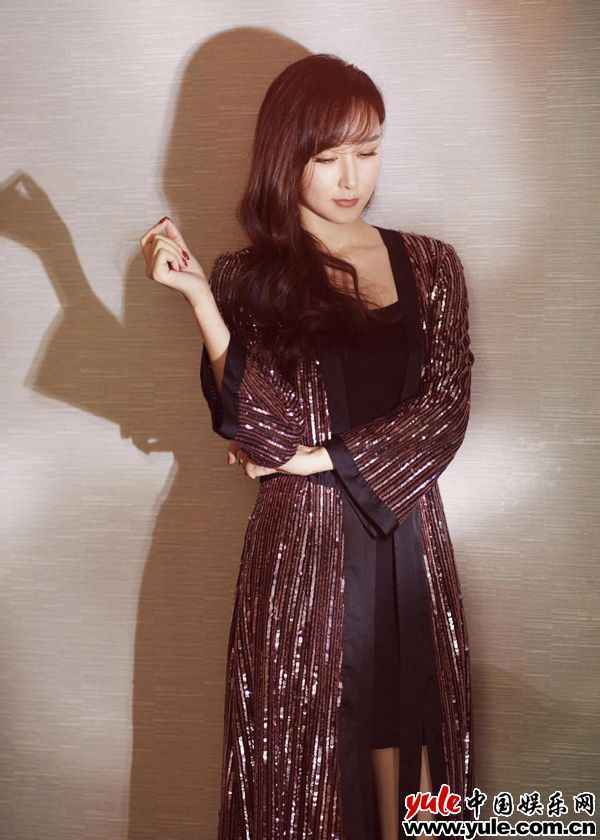 胡静5 胡静亮片睡袍魅力吸晴 性感身材美出新高度