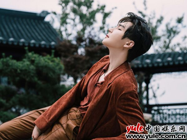 7~1 彦希出席《汉子民风LEON》东方绅士之夜,红衣似枫