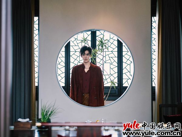 9~1 彦希出席《汉子民风LEON》东方绅士之夜,红衣似枫
