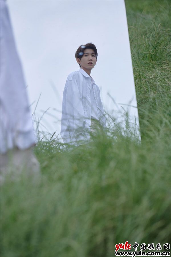 王源《流星也为你落下来了》MV清新清洁 王源新专辑《夏野了》新歌首发 “音乐篇章”形式诠释多元曲风