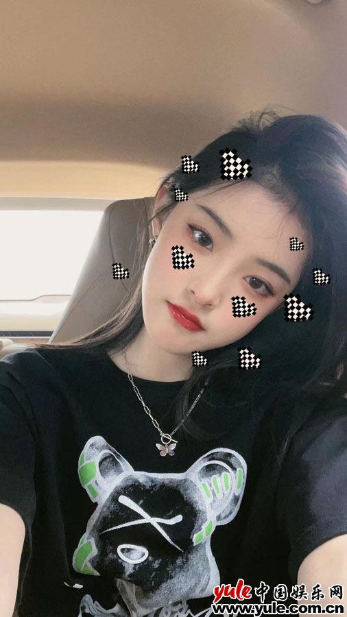 蒋韵兮分享端午节怼脸自拍,释放甜酷少女魅力