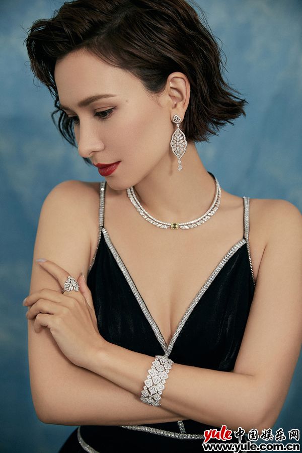卢靖姗荣获非凡荣誉星推官 卢靖姗深V长裙出席晚宴 获“非凡荣誉星推官”荣誉